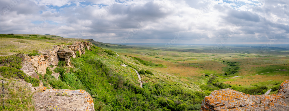 Views at Head-Smashed-In Buffalo Jump world heritage site in Southern Alberta Canada. - obrazy, fototapety, plakaty 