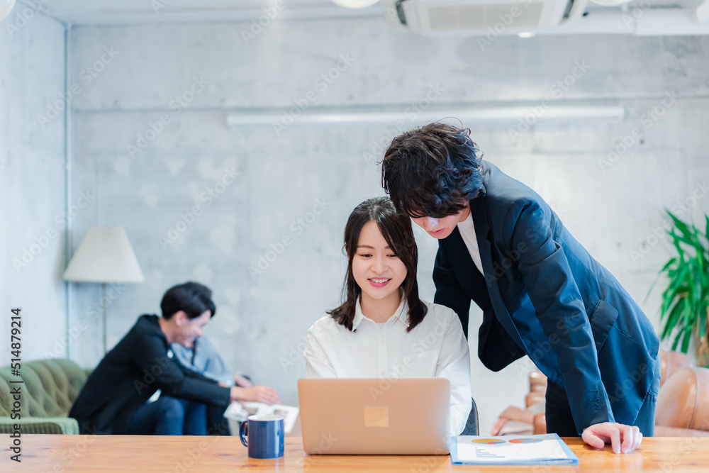上司の指導を受ける若いビジネスウーマン 上司の指導を受ける若いビジネスウーマン