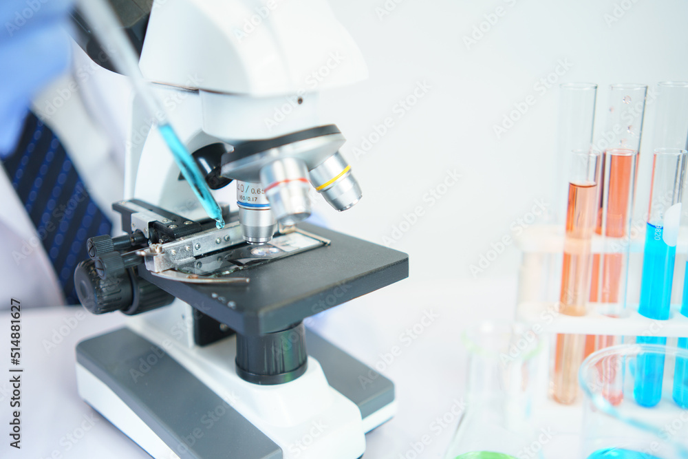 Asian scientists are seriously studying the chemical composition in the laboratory. Specializing in Young Biotechnology Use advanced microscope equipment.