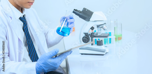 Asian scientists are seriously studying the chemical composition in the laboratory. Specializing in Young Biotechnology Use advanced microscope equipment.