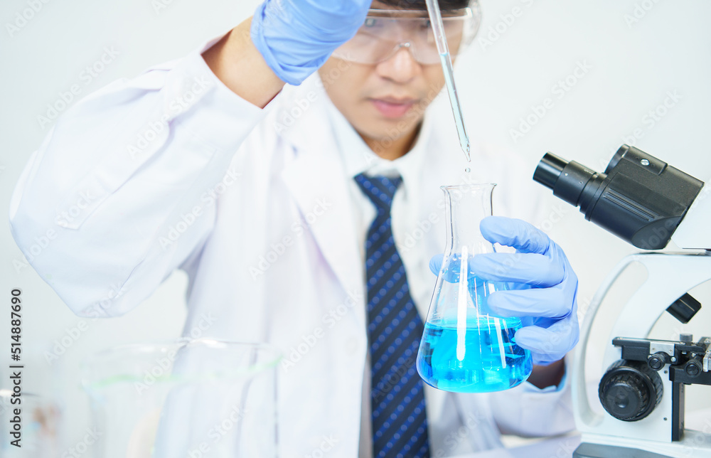 Fototapeta premium Asian scientists are seriously studying the chemical composition in the laboratory. Specializing in Young Biotechnology Use advanced microscope equipment.