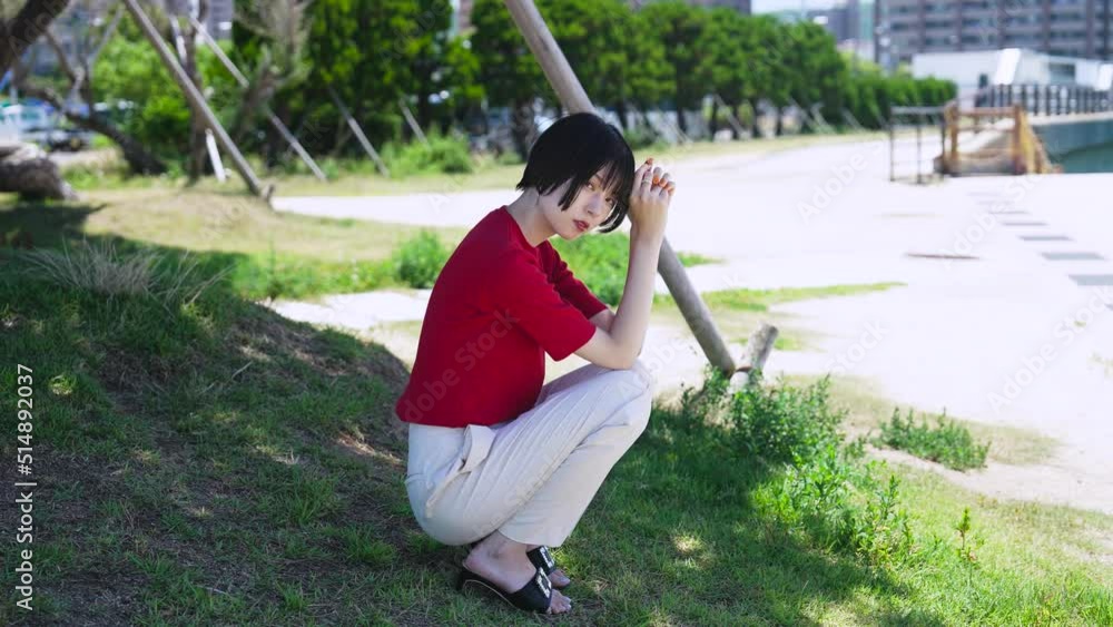 夏の海にいるショートカットの女性 夏の海にいるショートカットの女性