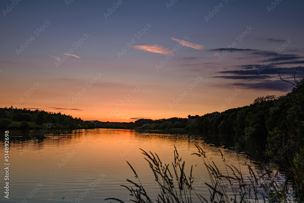 Obraz premium sunset over the lake