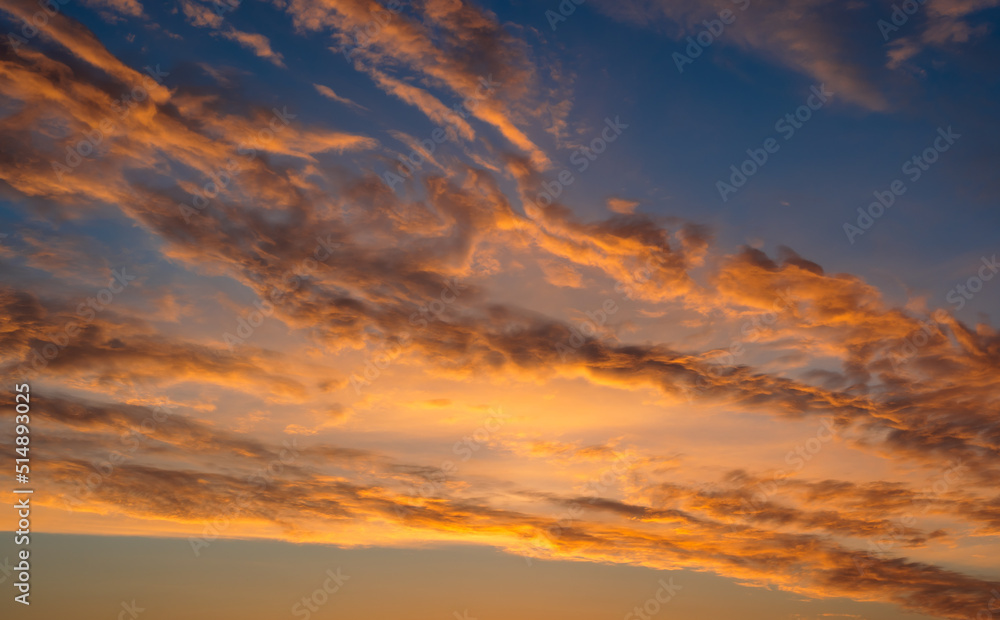 Obraz premium defocused beautiful evening sunset sky with colored clouds