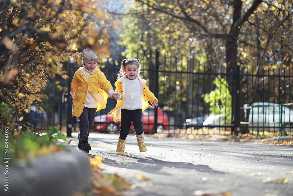 Obraz premium Children walk in the autumn park