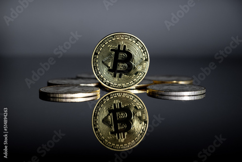 Monedas Bitcoin sobre fondo negro
