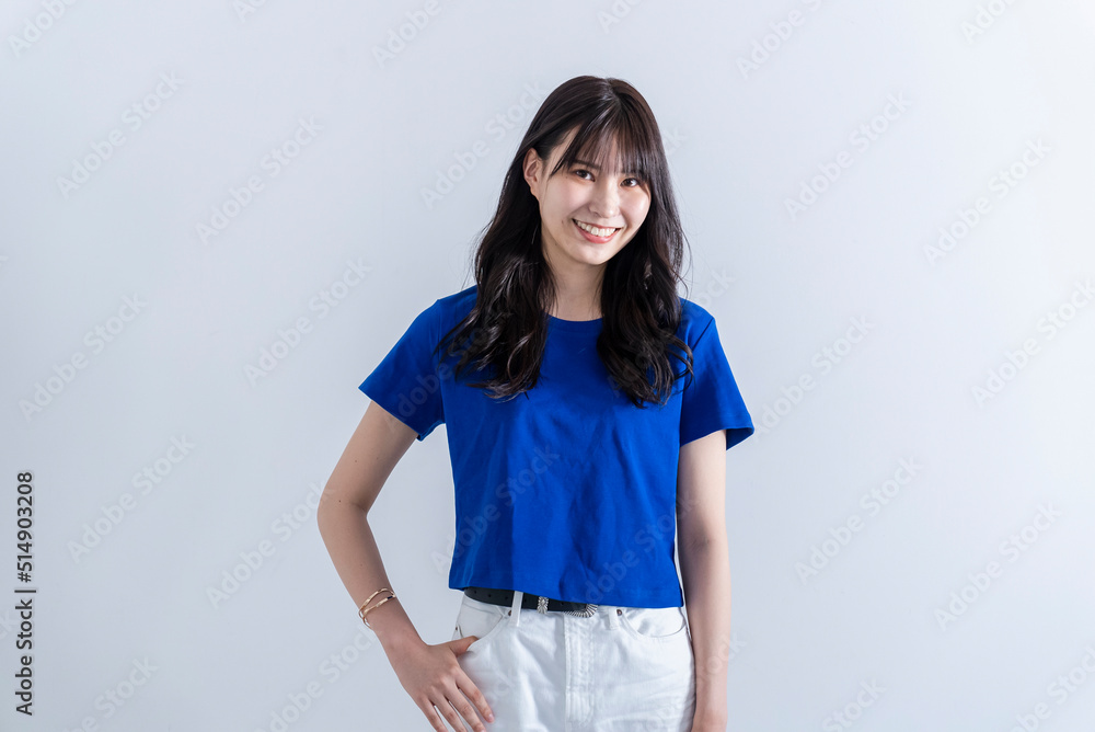 長髪のクールな夏ファッションの女性