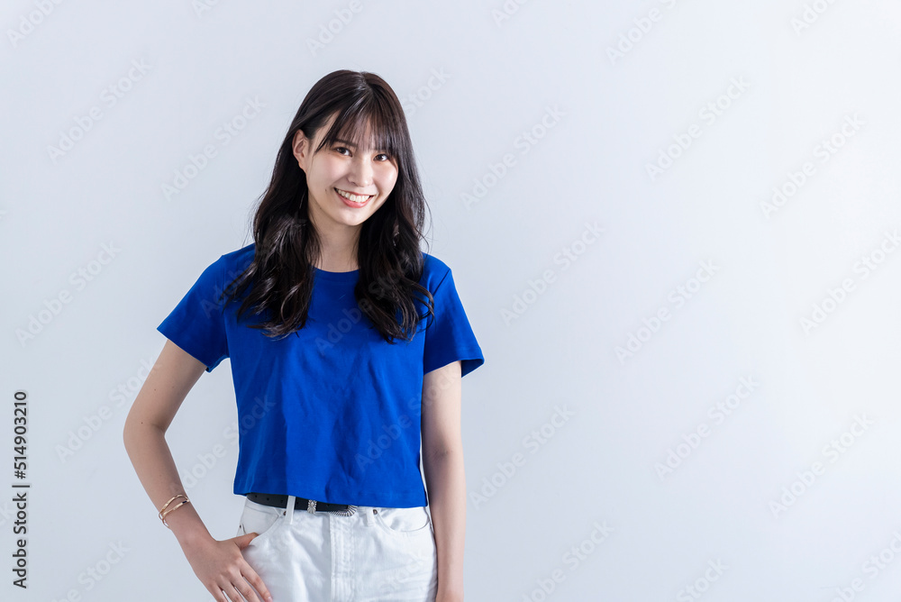 長髪のクールな夏ファッションの女性