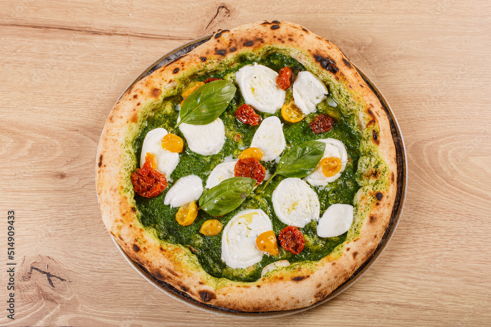 Foto de Pizza Napoletana Gourmet con pesto di rucola, pomodorini gialli