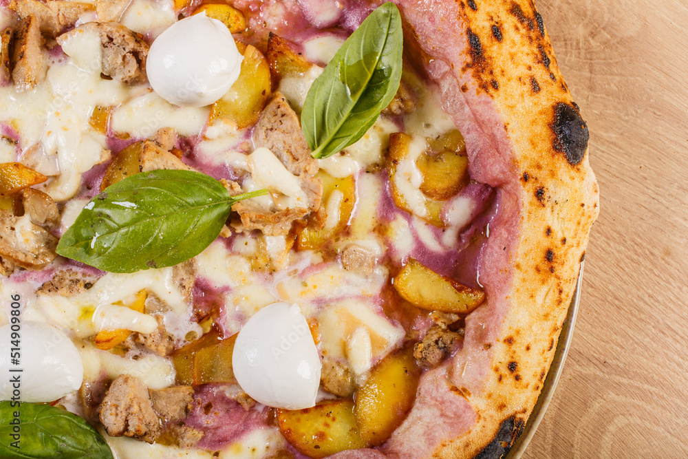 Pizza Napoletana Gourmet con vellutata di patate viola, bocconcini di bufala, salsiccia, patate