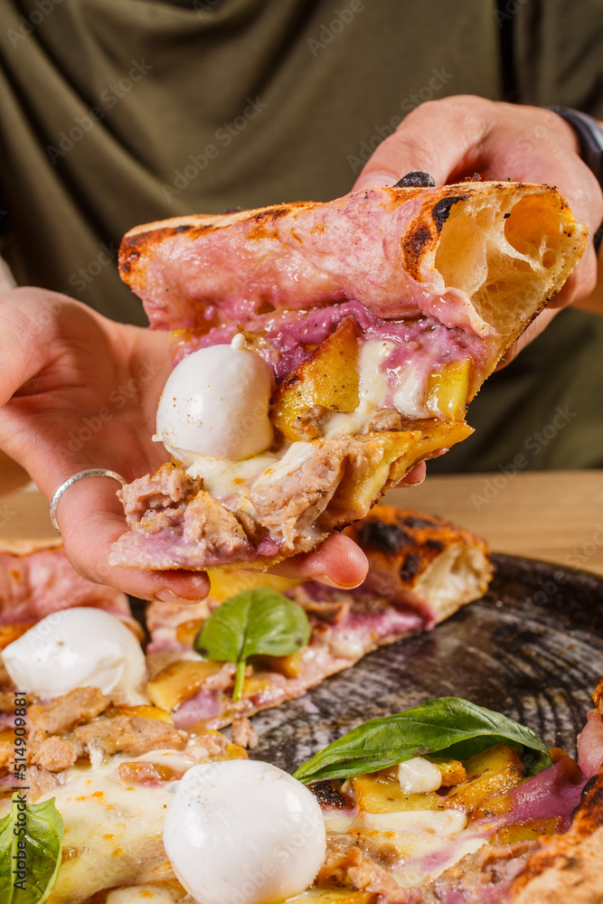 Fetta di Pizza Napoletana Gourmet con vellutata di patate viola