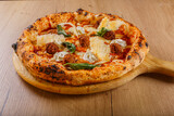 Pizza Napoletana Gourmet con ragù napoletano, provola affumicata, polpettine di carne, ciuffi di ricotta, cialde di parmigiano e basilico fresco