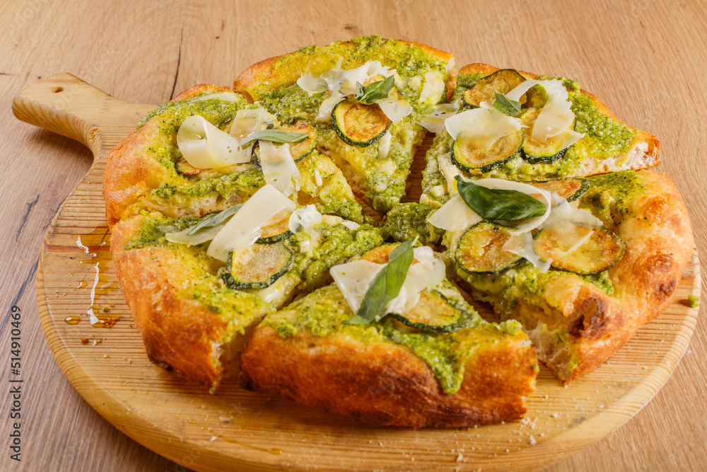 Pizza Napoletana Gourmet fritta e al forno con crema di zucchine, scaglie di pecorino romano
