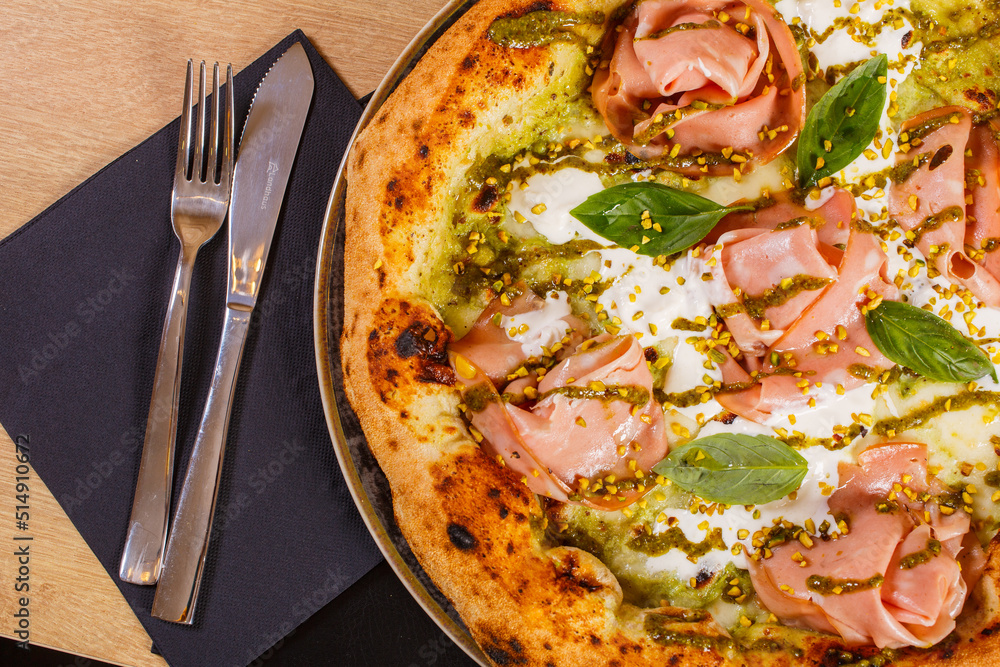 Pizza Napoletana Gourmet con crema di pistacchio di bronte, mortadella