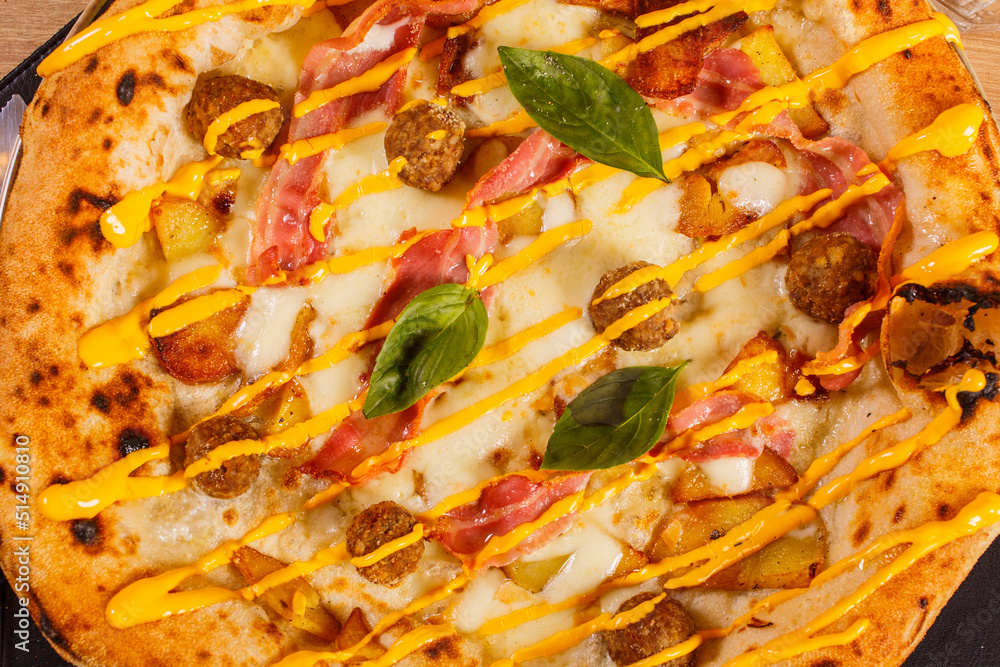 Pizza Napoletana Gourmet con bacon croccante, patate al forno, fior di latte, cheddar fuso, basilico e olio Pizza Napoletana Gourmet con bacon croccante, patate al forno, fior di latte, cheddar fuso, basilico e olio