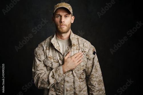 Billede på lærred White military man wearing uniform holding hand on his chest