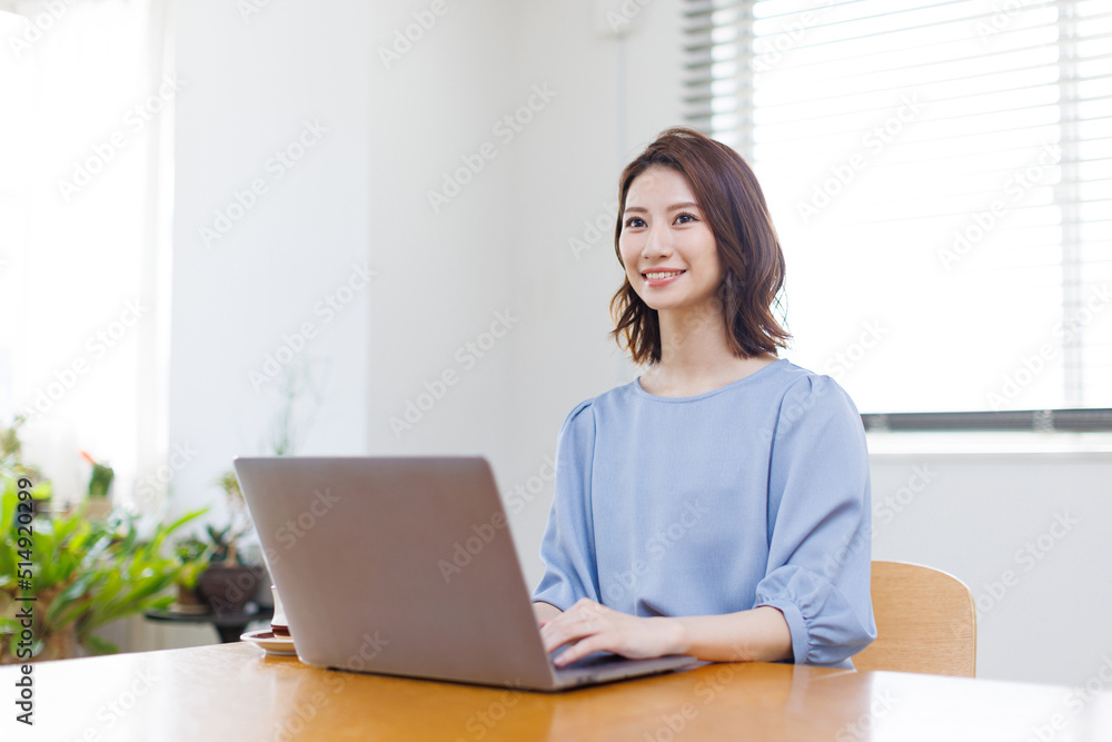 在宅勤務をする女性 在宅勤務をする女性