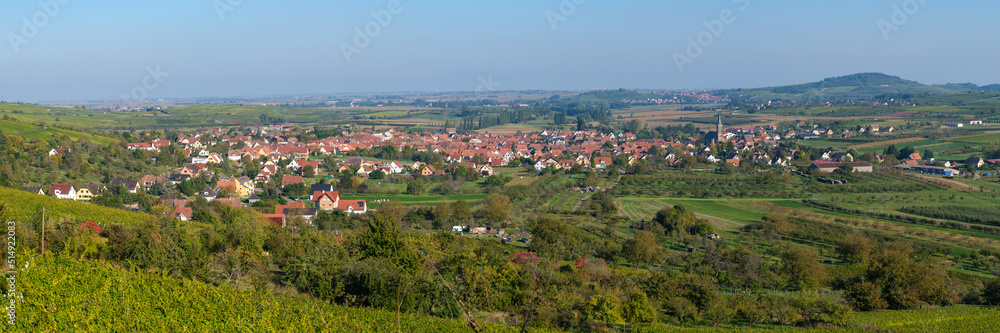 Panoramique sur un village en zone rurale