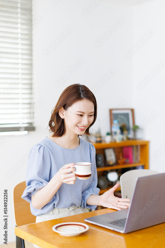 在宅勤務をする女性 在宅勤務をする女性