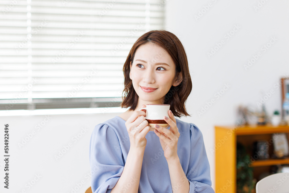 飲み物を飲んで寛ぐ女性 飲み物を飲んで寛ぐ女性