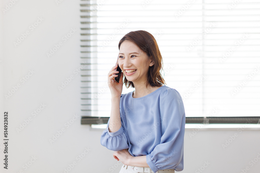 スマホで電話をする女性