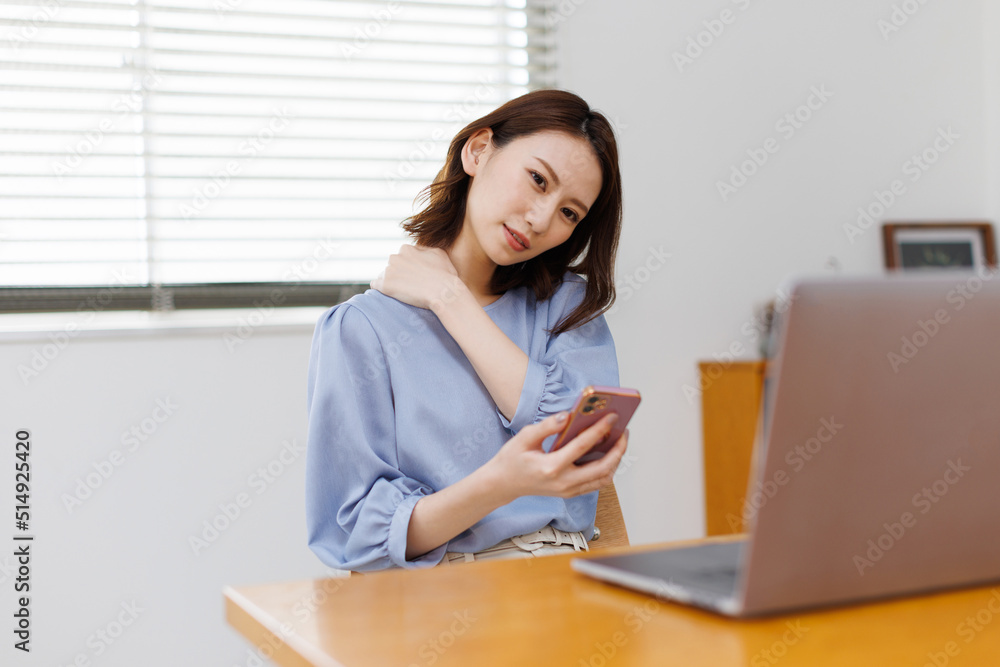 肩こりで辛い女性 肩こりで辛い女性