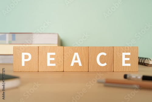 平和のイメージ｜「PEACE」と書かれたブロックが置かれたデスク
 photo