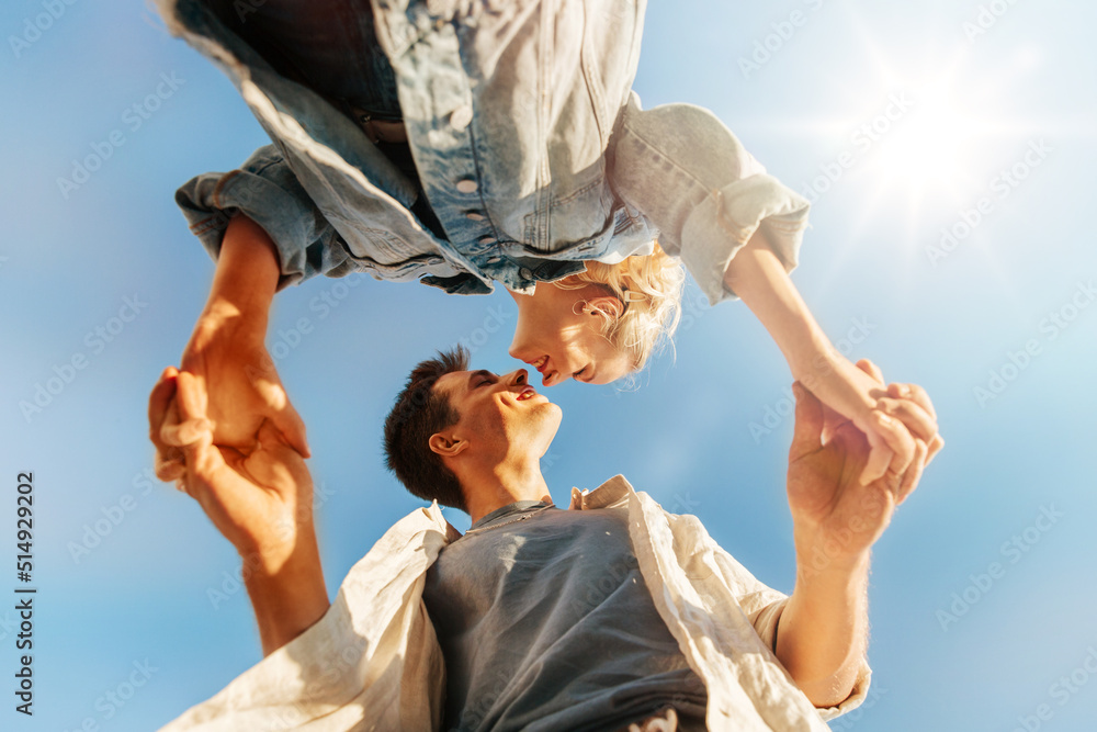 Ταπετσαρία summer holidays, love and people concept - happy young couple holding hands unde