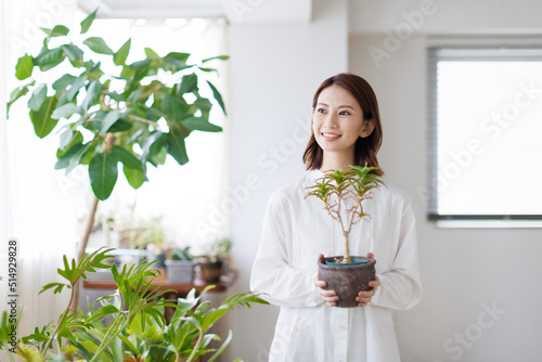 観葉植物と女性