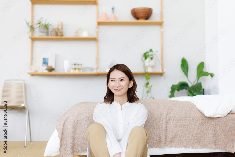 ソファに座る女性 ソファに座る女性