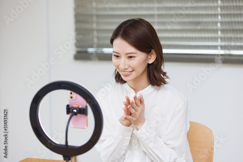 動画配信をする女性