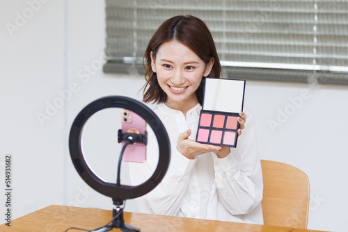 メイク動画を撮影する女性