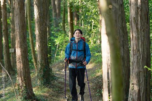 ソロ登山する男性