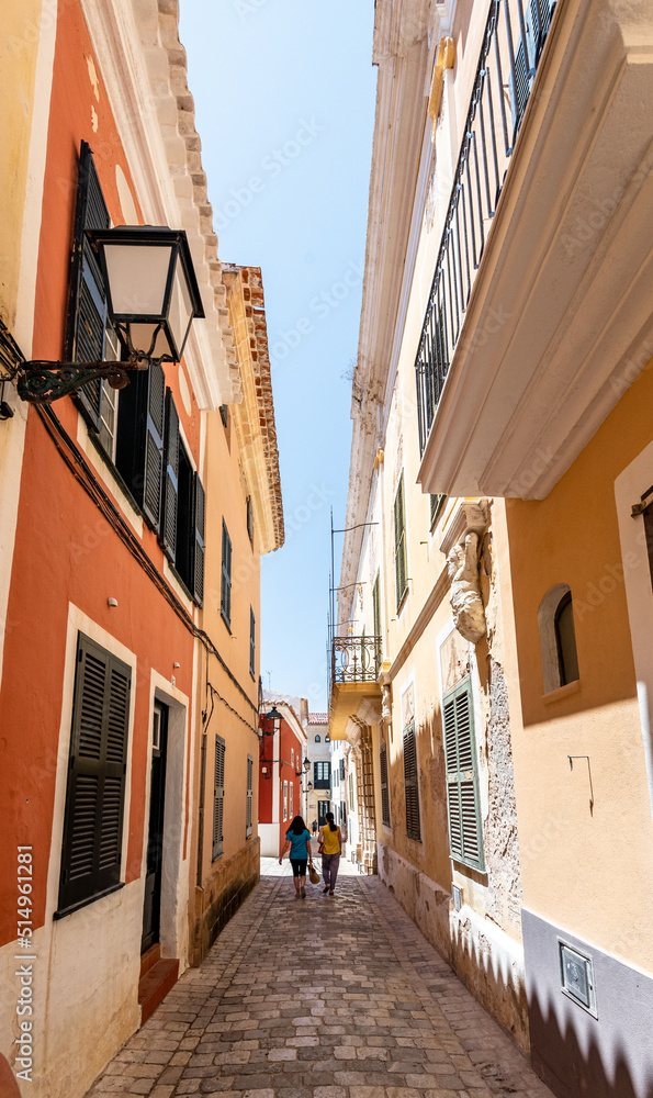 Deux personnes marchent dans une ruelle à Ciutadella