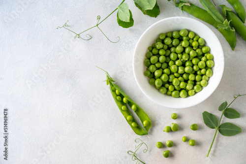 Fotografia Green fresh peas, snack pea in a white bowl on a neutral grey background