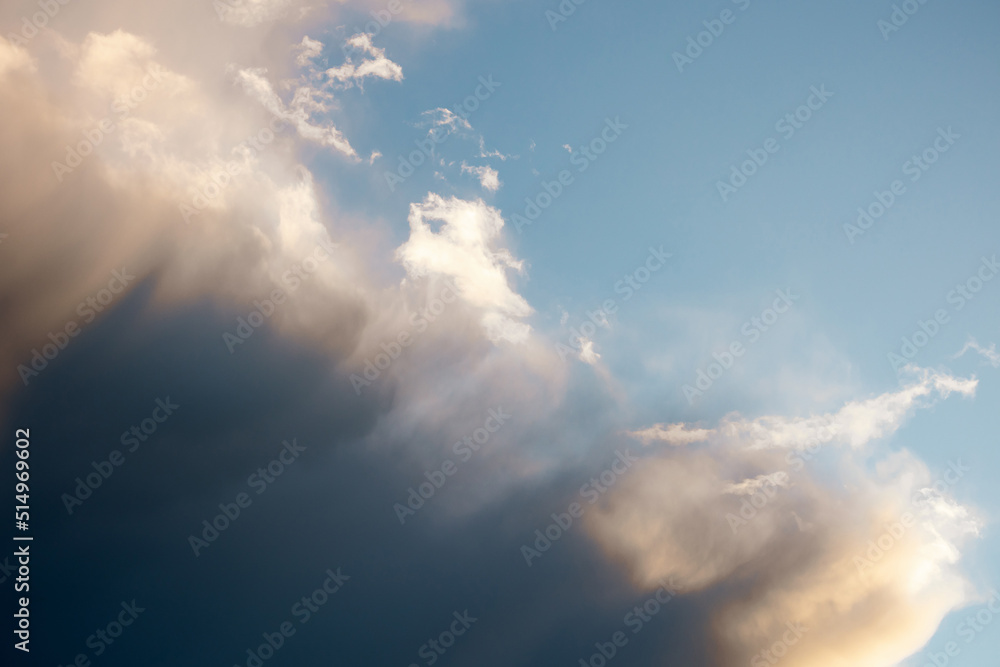 Obraz premium Partly cloudy evening sky