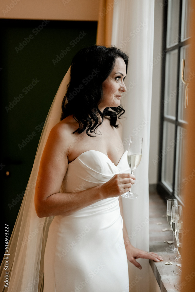 Fototapeta premium Braut mit Sektglas