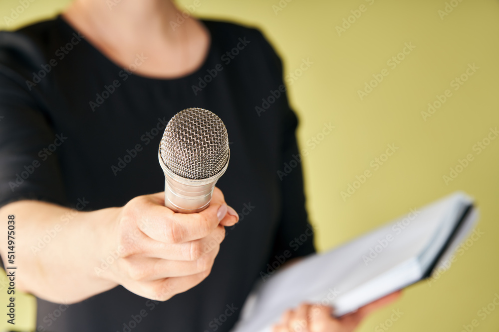 Journalist with microphone interviewing you - obrazy, fototapety, plakaty 