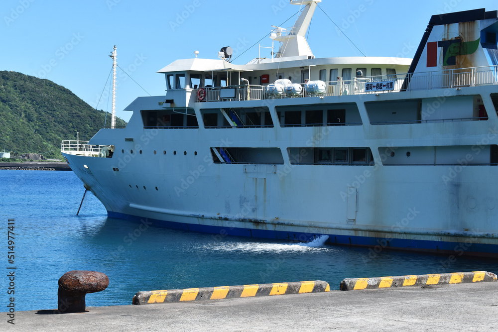 Naklejka premium 奄美大島,海岸,名瀬港,夏.海水浴,珊瑚,サンゴ,マリンブルー,エメラルドブルー、フェリー