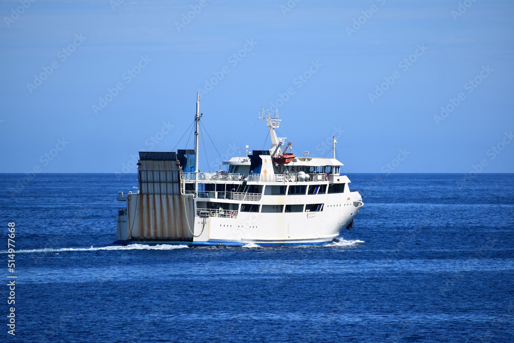 奄美大島,海岸,浜辺,青い,海,砂浜,夏.海水浴,珊瑚,サンゴ,マリンブルー,エメラルドブルー、フェリー 奄美大島,海岸,浜辺,青い,海,砂浜,夏.海水浴,珊瑚,サンゴ,マリンブルー,エメラルドブルー、フェリー