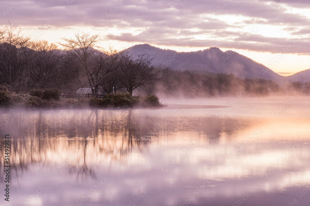Fototapeta premium 千丈寺湖（兵庫県三田市）の夜明け