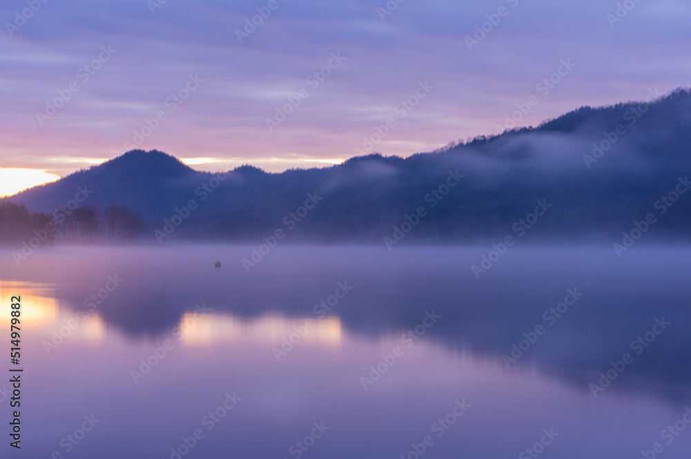 Fototapeta premium 千丈寺湖(兵庫県三田市)の夜明け