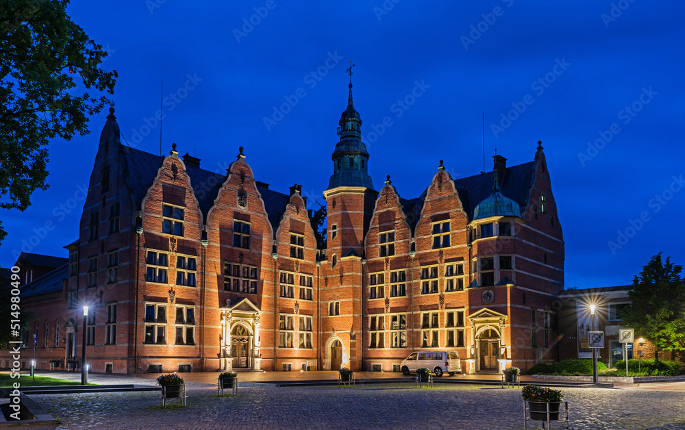 Obraz premium Das Landschaftshaus in Aurich zur blauen Stunde; Ostfriesland; Deutschland