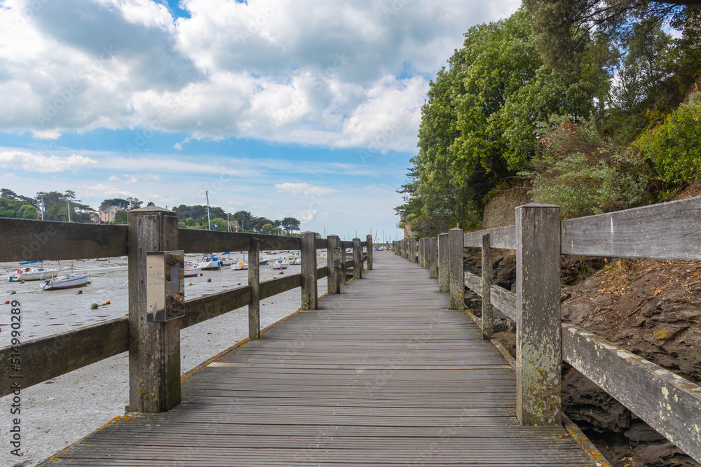 Obraz premium wooden bridge over the harbour in Pornic - France