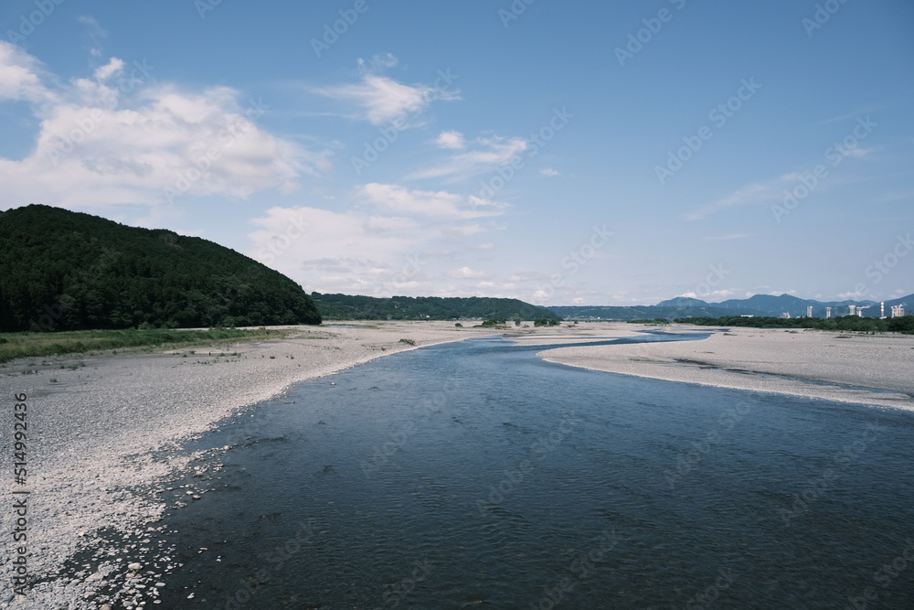 青空と大きな川が見える日本の夏の景色