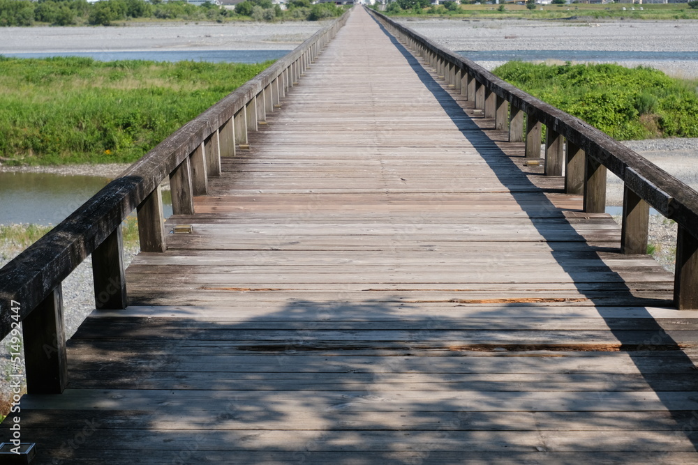 Fototapeta premium 長い木製の橋