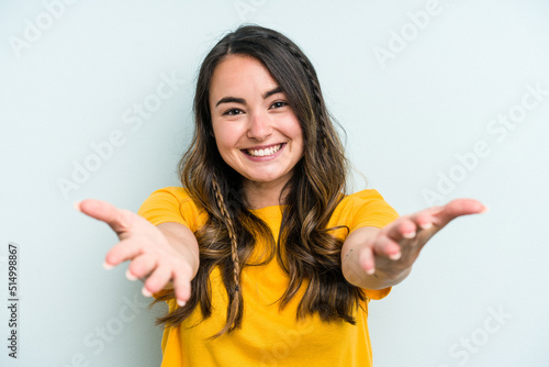 Φωτογραφία Young caucasian woman isolated on blue background showing a welcome expression