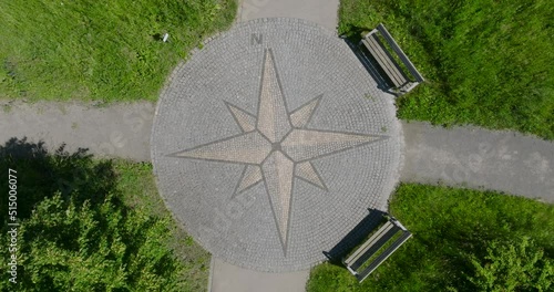 Drohnenvideo: Kompassstern in einem Park von oben
