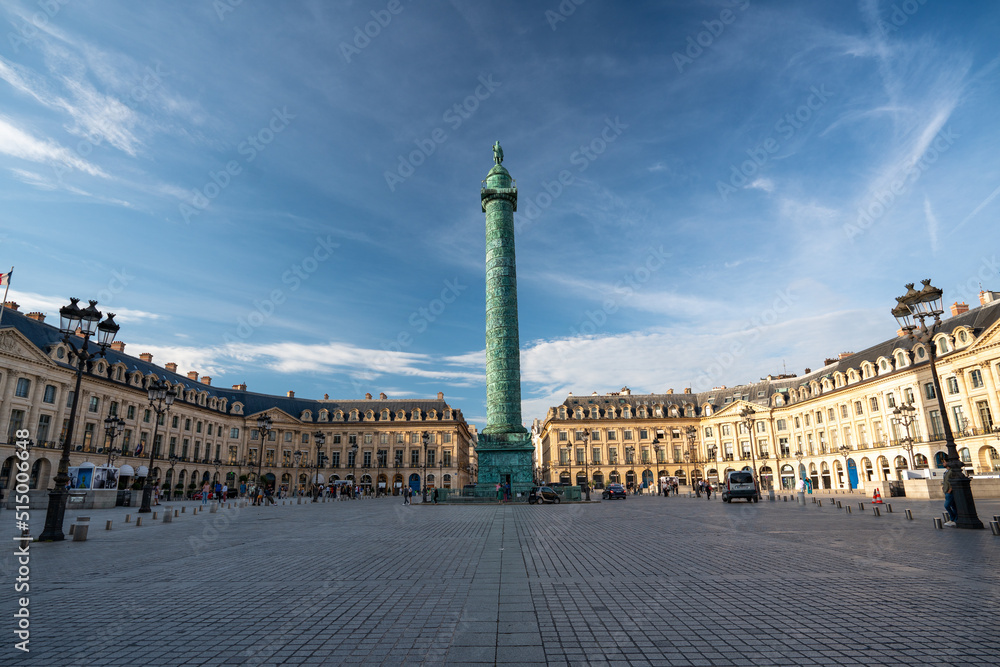 Fototapeta premium La colonne Vendôme sur la place Vendôme, à Paris