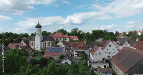 Drohnen-Video: Ausblick auf die Gemeinde Wallerstein im Nördlinger Ries photo